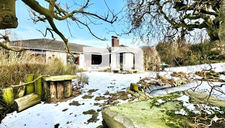 Großer altengerechter Bungalow mit großem Garten, 2 Terrassen, Garage und Einliegerbereich - Traumgarten mit Gartenteich
